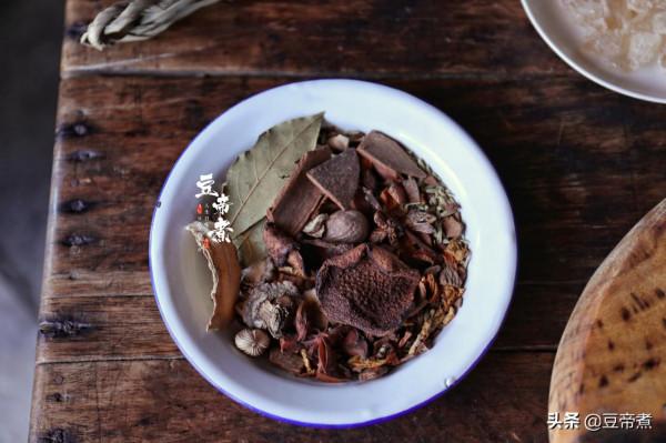 老媽每年必做的臘肉，不用煙燻不用火烤，只要把豬肉泡在醬油裡