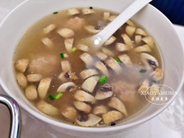 兩位素未謀面的大齡青年，因一頓飯，從相識到相知，最近喜結良緣