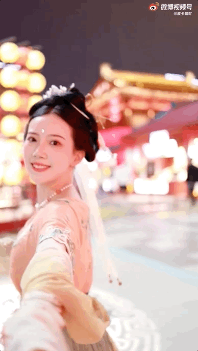 爆紅2年,那個一人帶火一座城的不倒翁小姐姐,卻因全運會被罵上了熱搜... 爆紅2年,那個一人帶火一座城的不倒翁小姐姐,卻因全運會被罵上了熱搜...