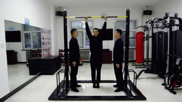 &OpenCurlyDoubleQuote;五招&rdquo;帶你突破單槓卷身上