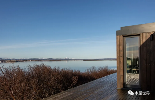 古老火山下的海邊，一夜之間建好的現代度假木屋