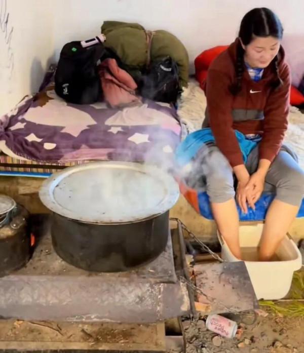降央卓瑪旅行西藏林芝，與眾人同住簡陋的留宿點