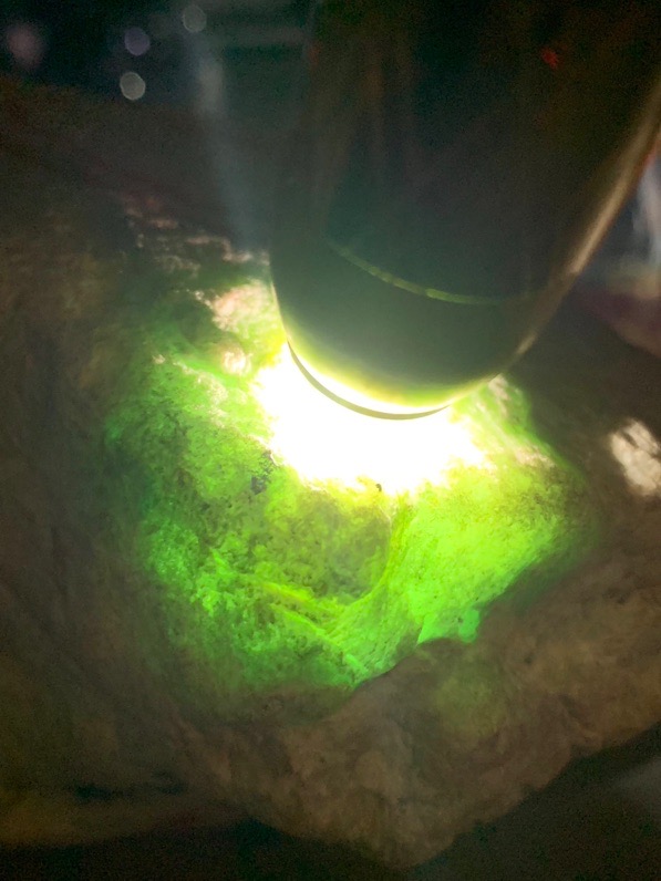 木那手鐲料,皮殼老緊,翻砂均勻,熒光水頭十足,壓燈有底色 木那手鐲料,皮殼老緊,翻砂均勻,熒光水頭十足,壓燈有底色