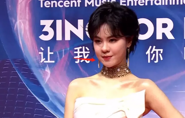 又見紅毯魔鬼打光！明星一臉坑窪，粉底又厚又白好像戴了面具