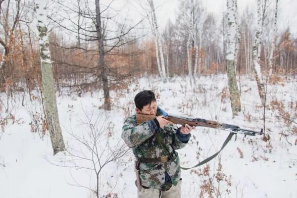 與狼謀皮,他揹著獵人投藥毒死母狼,獵人發現後與他斷地絕義 與狼謀皮,他揹著獵人投藥毒死母狼,獵人發現後與他斷地絕義