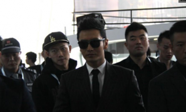 看完黃曉明出行的排場,再看看周星馳出行的排場,差距太大了 看完黃曉明出行的排場,再看看周星馳出行的排場,差距太大了