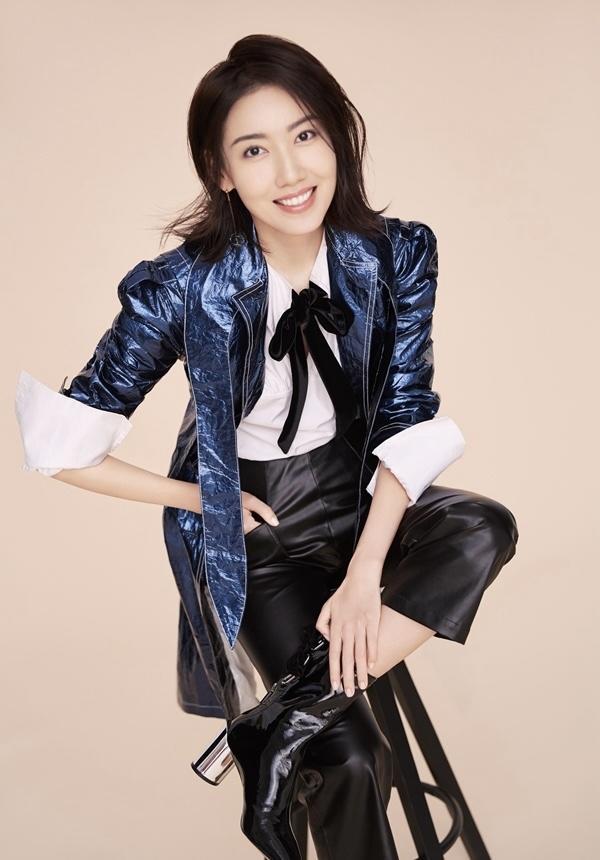 高露真機場穿搭真洋氣，黃色T恤配黑色短褲青春靚麗，活力十足