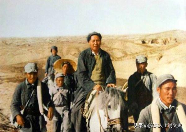 1940年毛主席踏入食堂，特務掄起木棒向其砸去，警衛擋了致命一擊