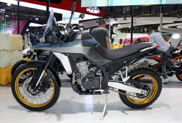 車重180公斤，搭水冷雙缸800ML發動機，凱越全新ADV實車亮相