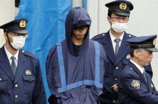 日本小夥殺人後邊逃亡邊整容，2年後落網，因太帥被無數少女追捧