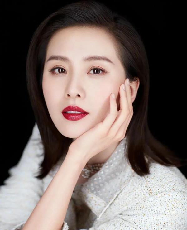 劉詩詩穿粉裙捲髮拍寫真明媚、甜美，淺笑嫣然優雅不失可愛