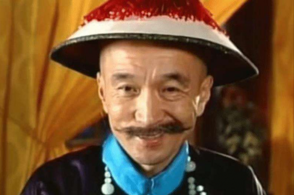 彎腰駝背嚇退三料影帝，王剛出國為躲邀約，鐵三角散夥狂演和珅