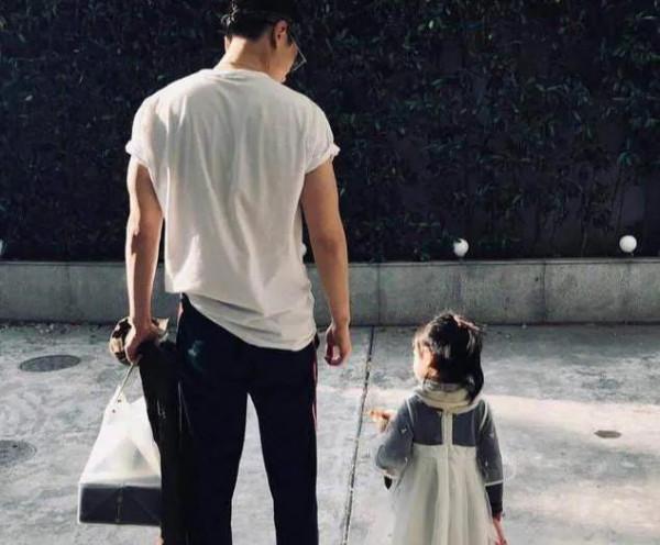 演員朱亞文，妻子結婚8年不會做飯，做2個女兒的爸爸也幸福