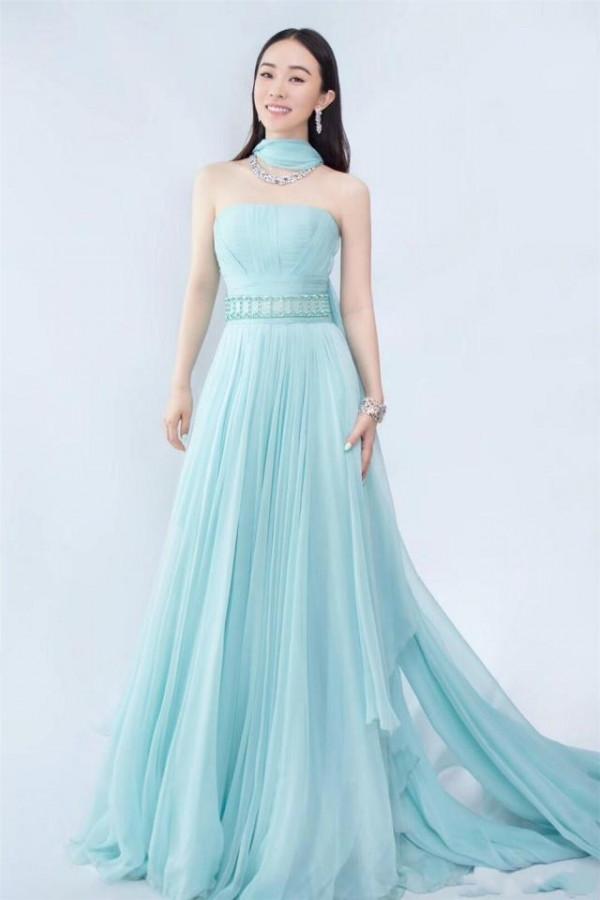 霍思燕攜杜江甜蜜亮相，穿一襲抹胸長裙仙氣十足，美得不像39歲