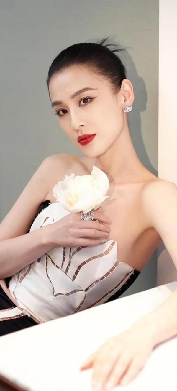 黃聖依顏值擔當 黃聖依顏值擔當