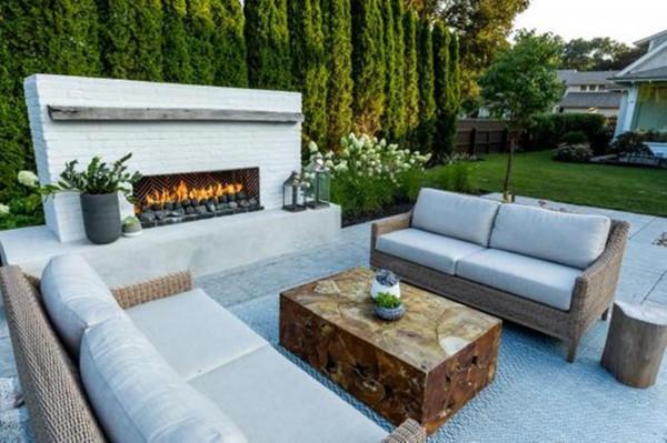院子除了種花種樹，要是面積夠大，也要裝個壁爐，坐在院子裡會客