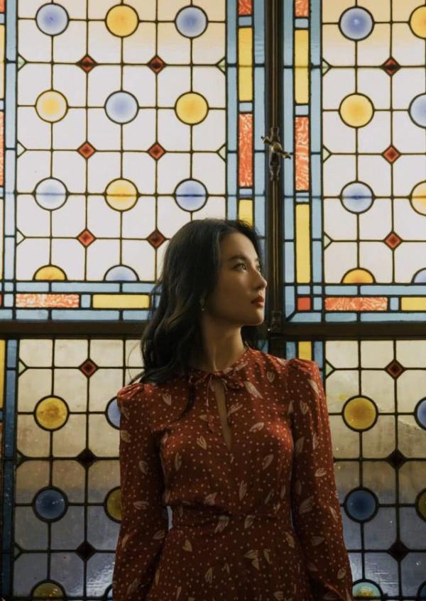 劉亦菲素顏自拍上熱搜，紫色衛衣搭配紫色髮帶，真是仙女本仙