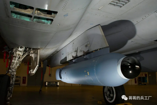 美國F-22戰鬥機機翼下現神秘吊艙，可能為強化猛禽趟路？