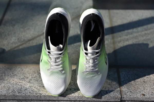 這雙專為柏油路而“生”的跑鞋,它在包裹和耐磨上到底有多香? 這雙專為柏油路而“生”的跑鞋,它在包裹和耐磨上到底有多香?