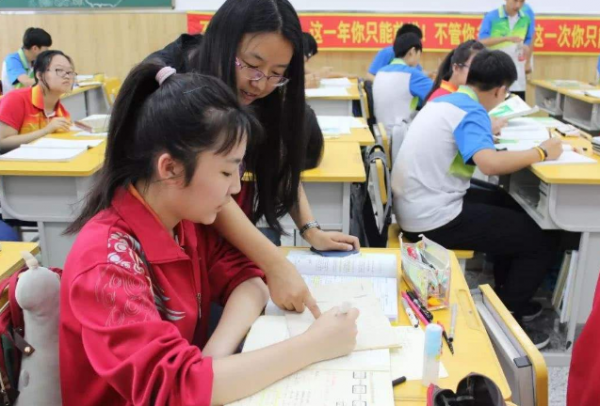 安徽17歲“天才少女”，被8所名校青睞，採訪時說的話惹國人怒贊