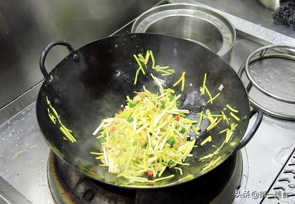 蒜黃炒雞蛋家常做法,雞蛋鮮嫩,蒜黃不出水有技巧,簡單上手快 蒜黃炒雞蛋家常做法,雞蛋鮮嫩,蒜黃不出水有技巧,簡單上手快