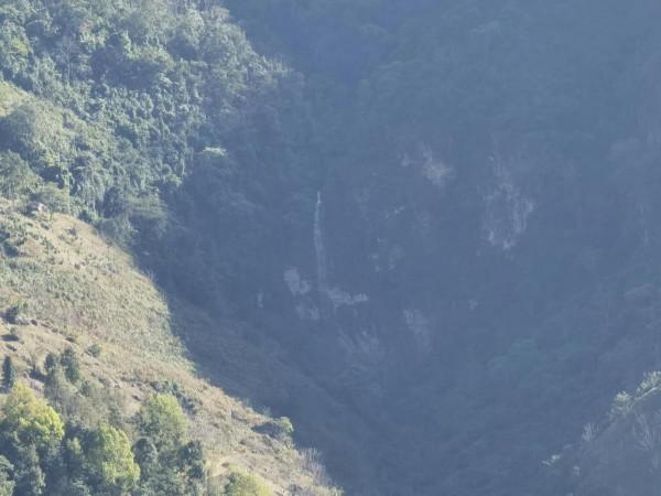 金庸筆下的無量山琅嬛瀑布神似王家箐的“飈水巖” 金庸筆下的無量山琅嬛瀑布神似王家箐的“飈水巖”