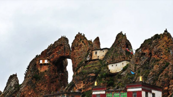 建立在雪山上的寺廟，已有千年歷史，位於西藏神聖之地