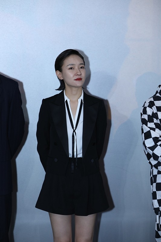 中性風太顯嫩?30+的焦俊豔利落短髮配西裝,挺有“小女孩”氣 中性風太顯嫩?30+的焦俊豔利落短髮配西裝,挺有“小女孩”氣