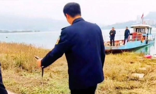 沒收釣具並處罰！雲南釣魚人使用禁用釣具，被抓時剛好上魚了