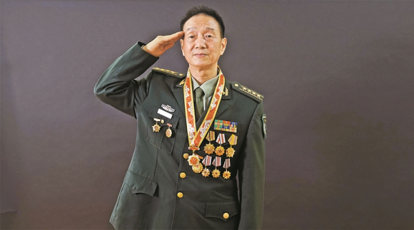 5次爆破越軍暗堡，18歲新兵成為戰鬥英雄，升至大校副師