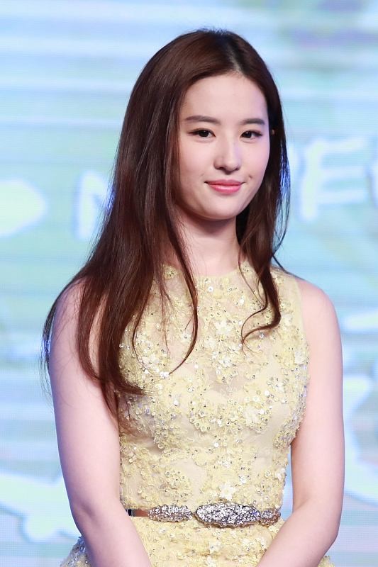 李沁雖然瘦瘦的，但和劉亦菲氣質相差不大，穿短裙很可愛