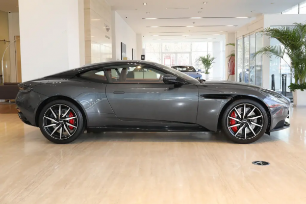 阿斯頓&CenterDot;馬丁DB11配置解讀，高顏值和效能的完美契合