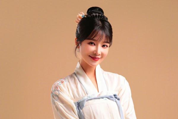 公認的央視高顏值主播，有人一路高歌，有人卻成“負面模板”