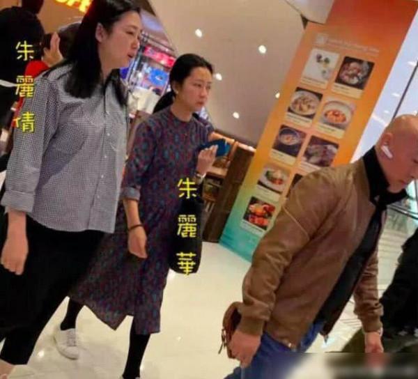 劉德華54歲老婆近照,身體發福胖成大媽,女兒漂亮可愛很像他 劉德華54歲老婆近照,身體發福胖成大媽,女兒漂亮可愛很像他