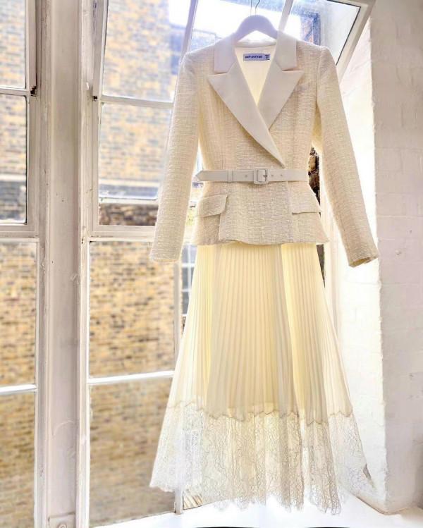 凱特王妃扎馬尾更顯年輕，穿粗花呢西裝裙出席酒會，簡單卻很高階