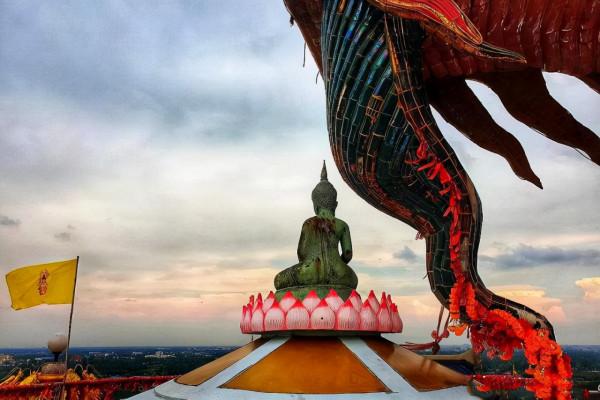 泰國山姆普蘭寺雖刻意低調，遊客們還是蜂擁而至，因一座特殊的樓