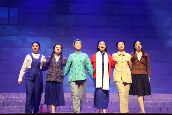 女烈士章輔，犧牲前被敵人撕開上衣後，在她左胸上發現一顆紅五星