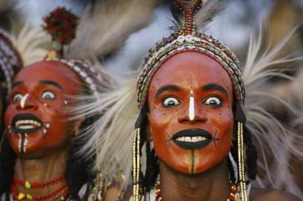 毒蛇殺手“秘書鳥”，外表高貴優雅，實則兇狠冷酷，把毒蛇當玩具