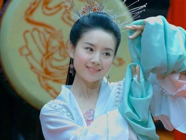 強行裝嫩的八位女明星，章子怡、周迅在列，扮相太過辣眼睛