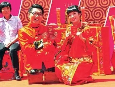 流浪歌手沒雙腿沒文化，卻娶了健康漂亮女孩活成勵志人物，他憑啥