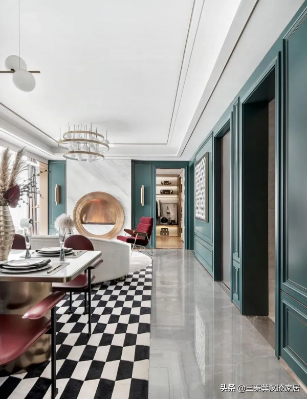 現代輕奢風，復古綠與復古紅的撞色，營造出奢華實用又摩登的美宅