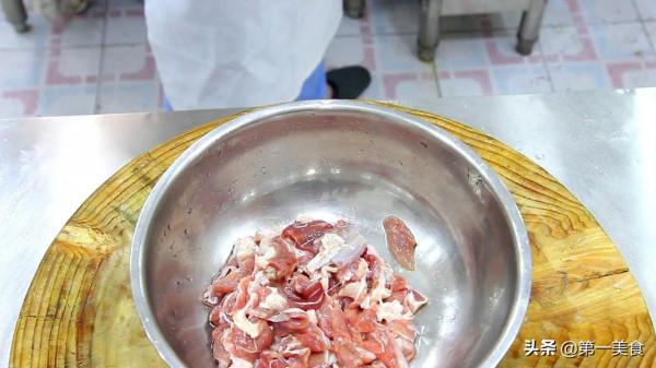 廚師長分享孜然羊肉做法,不用嫩肉粉,羊肉照樣滑嫩入味 廚師長分享孜然羊肉做法,不用嫩肉粉,羊肉照樣滑嫩入味