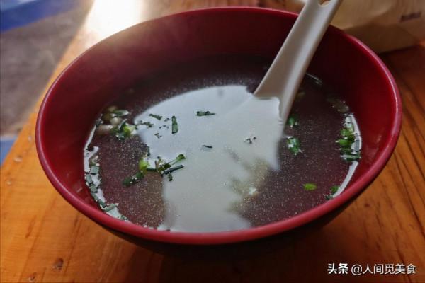 海南五指山的傳統早餐店,沒有選單來吃的都是老主顧,10元1份 海南五指山的傳統早餐店,沒有選單來吃的都是老主顧,10元1份