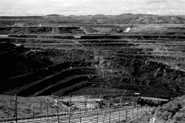 我國第一露天煤礦，煤層厚達55.5米，開採上百年後成如今的模樣