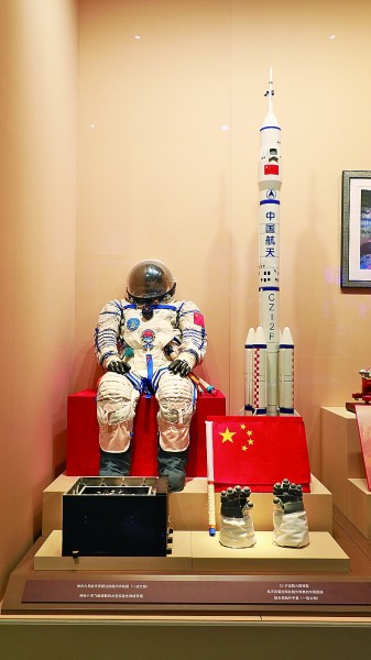 回望百年風華 領略千秋偉業 回望百年風華 領略千秋偉業