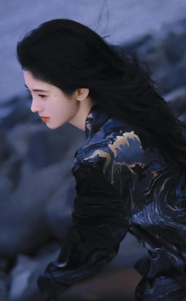 鞠婧禕 黑色花紋襯衫 慵懶隨性 鞠婧禕 黑色花紋襯衫 慵懶隨性