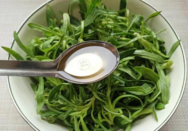 不管蒸啥野菜，切忌用麵粉和雞蛋，教你飯店做法，野菜翠綠有營養