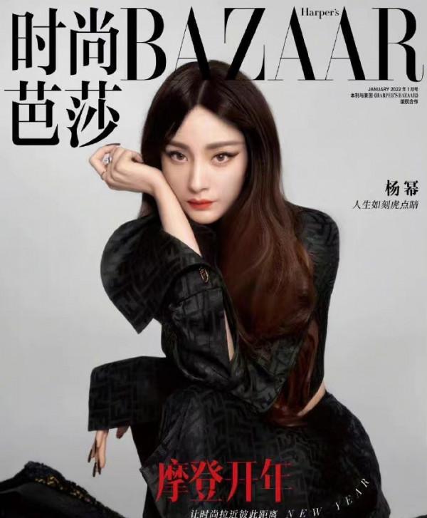 周冬雨價值百萬的造型大火！拍開年刊成大贏家，楊冪“換臉”慘輸