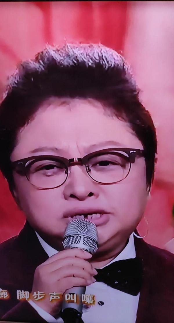 韓紅春晚演唱《這世界那麼多人》近景看門牙缺失讓人心疼