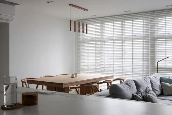 果斷選擇極簡主義風格，整套房子只塗上了白色的大牆，百看不厭